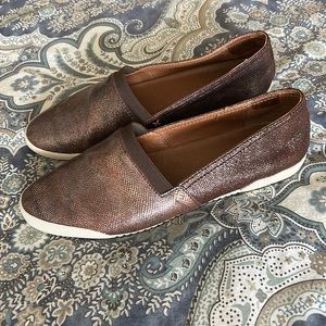 Women’s Frye slip on loafer, bronze. Size 7